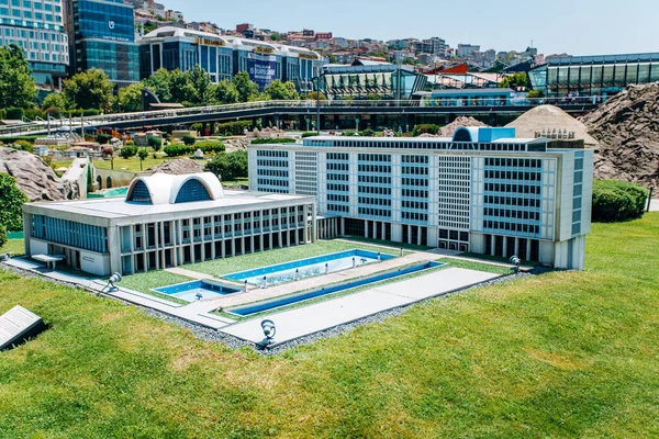 Istanbul, Turkije - 12 juli 2017: het gereduceerde exemplaar van het Istanbul Metropolitan Municipality Building in Miniaturk Park — Stockfoto