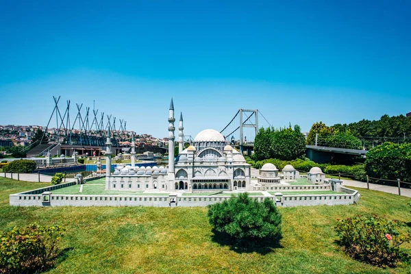Istambul, Turquia - 12 de julho de 2017: a cópia reduzida do Túmulo do Mestre Sinan no Miniaturk Park — Fotografia de Stock