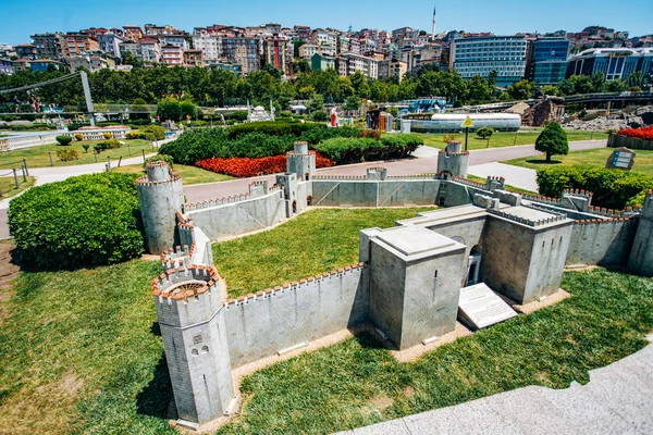 Istanbul, Turkije - 12 juli 2017: het gereduceerde exemplaar van de Yedikule Dungeons in Miniaturk Park — Stockfoto