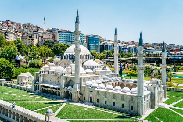 Istanbul, Turkije - 12 juli 2017: de gereduceerde kopie van de Suleymaniye Moskee. Miniaturk Park gelegen in Istanbul — Stockfoto