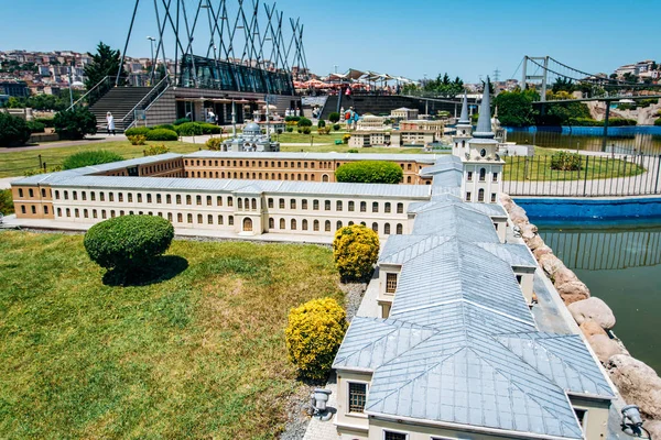 Estambul, Turquía - 12 de julio de 2017: copia reducida del Colegio Militar Kuleli. Miniaturk Park situado en Estambul — Foto de Stock