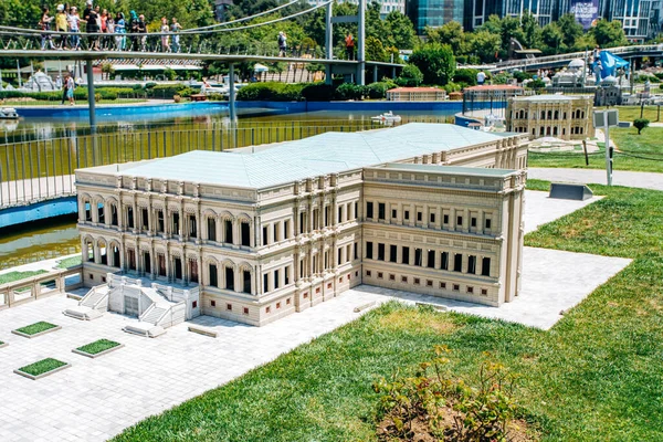 Istanbul, Turkije-12 juli 2017: gereduceerde replica van de Dolmabahce klokkentoren. Miniaturk Park ligt in Istanbul — Stockfoto