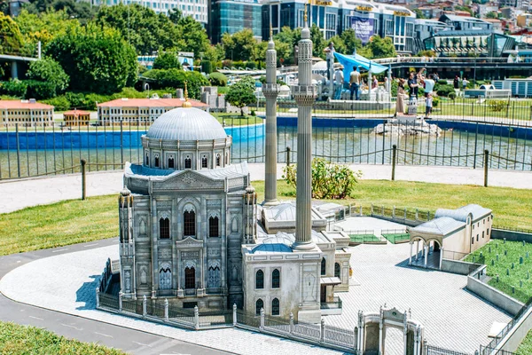 Istanbul, Turchia-12 luglio 2017: replica ridotta della moschea del Sultano Valide. Miniaturk Park si trova a Istanbul — Foto Stock
