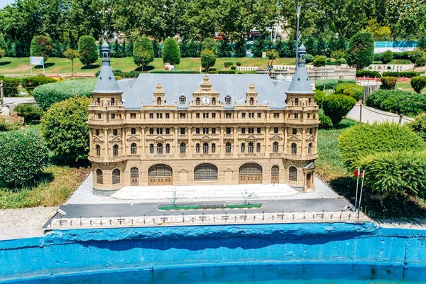 Istanbul, Turkije-12 juli 2017: gereduceerde replica van het Haydarpasa treinstation en de zeehaven. Miniaturk Park ligt in Istanbul — Stockfoto