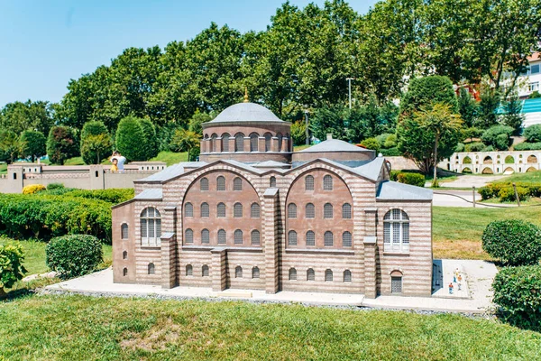 Istanbul, Turkije-12 juli 2017: gereduceerde replica van de Haghia Irini. Miniaturk Park ligt in Istanbul — Stockfoto
