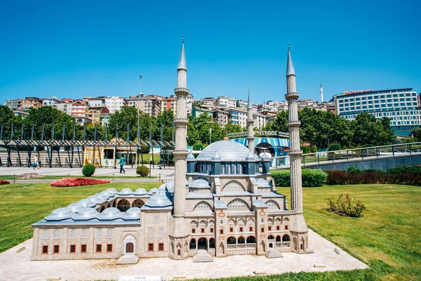 Istambul, Turquia-12 de julho de 2017: cópia exata da mesquita Selimiye no miniaturk Park — Fotografia de Stock