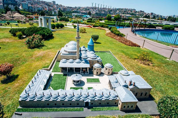 Istambul, Turquia-12 de julho de 2017: cópia exata do Mausoléu de Mevlana em miniaturk Park — Fotografia de Stock