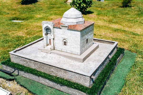 Istanbul, Türkei 12. Juli 2017: Exakte Kopie des kirsehir asik pascha Grabes im Miniaturpark in reduzierter Form — Stockfoto