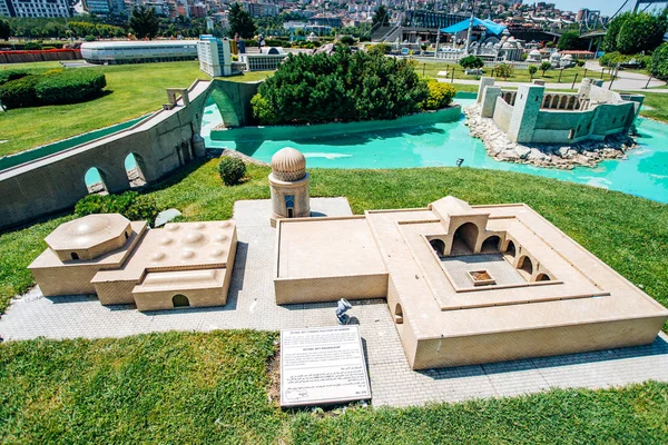 Istambul, Turquia-12 de julho de 2017: cópia exata do mausoléu Zeynel Bey em miniaturk Park em forma reduzida — Fotografia de Stock