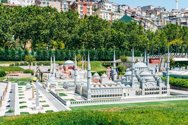 Istambul, Turquia-12 de julho de 2017: cópia exata da coluna Serpente no miniaturk Park — Fotografia de Stock