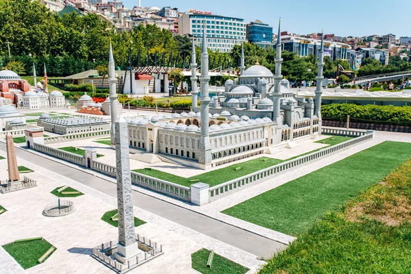 Istambul, Turquia-12 de julho de 2017: cópia exata da coluna Serpente no miniaturk Park — Fotografia de Stock