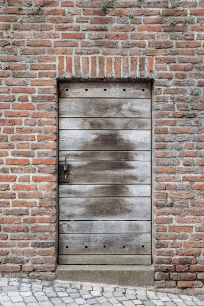 Παλιά ξύλινη πόρτα. Παλιά πόρτα σε ένα σύγχρονο κτίριο — Φωτογραφία Αρχείου