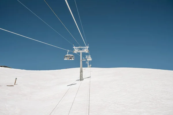 Ανελκυστήρες σκι με συρματόσχοινα. Καλώδιο αυτοκίνητο στα βουνά. — Φωτογραφία Αρχείου