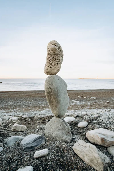 Postava z kamenů, stojící na sobě, na pláži u moře. — Stock fotografie