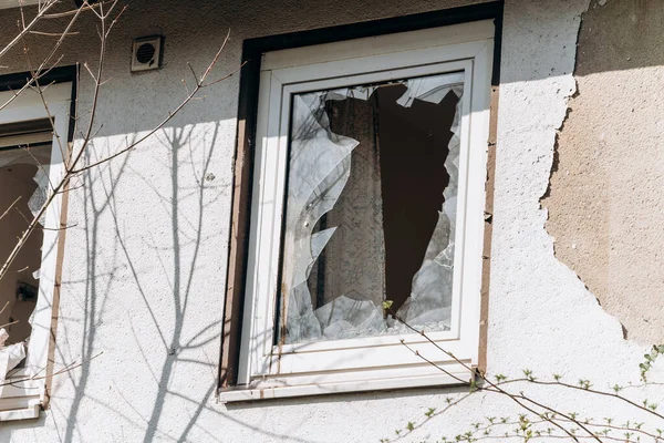 Zerbrochene Fenster im Haus. Glasscherben blieben im Fenster. — Stockfoto