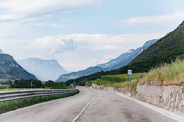Bergweg. Bergketen. De weg in de bergen. Weg in de bergen. — Stockfoto