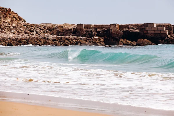 Piękny widok na fale morskie ze skał w Algarve, Portugalia — Zdjęcie stockowe