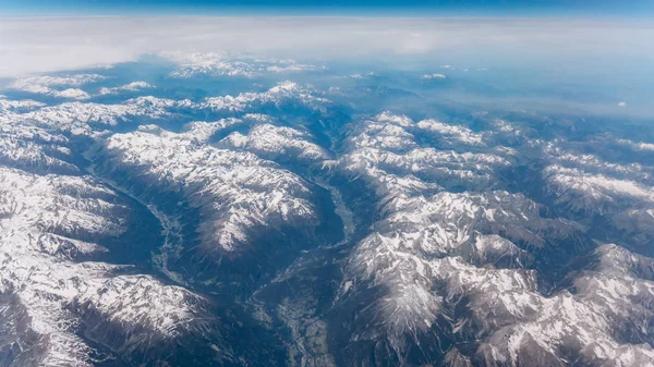 Vue de dessus des montagnes avec neige et nuages. Vue sur les Alpes . — Photo