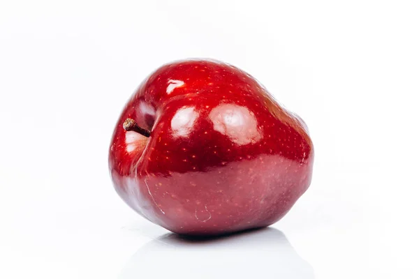 Färskt rött äpple på vit bakgrund med vacker reflektion — Stockfoto