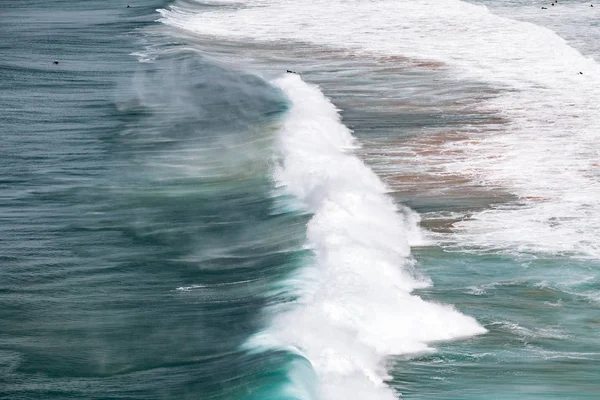 Belas ondas do mar. Ondas num dia ensolarado. Vista das ondas de cima — Fotografia de Stock