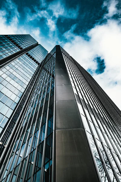 モダンなガラスの高層ビルの建物の背景 — ストック写真
