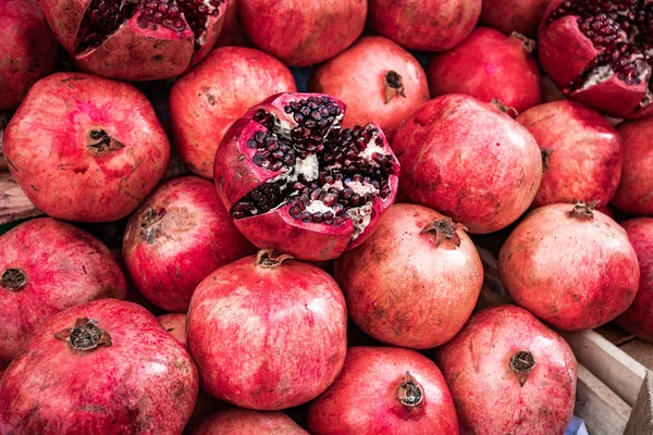 Red pomegranate fruit at street market. Group of pomegranates — Stock Photo, Image