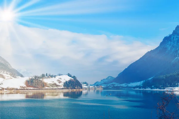 Λίμνη με τα βουνά. χειμωνιάτικο τοπίο — Φωτογραφία Αρχείου