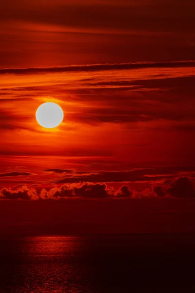 Hermoso cielo. luz del sol roja iluminando las nubes suavemente — Foto de Stock