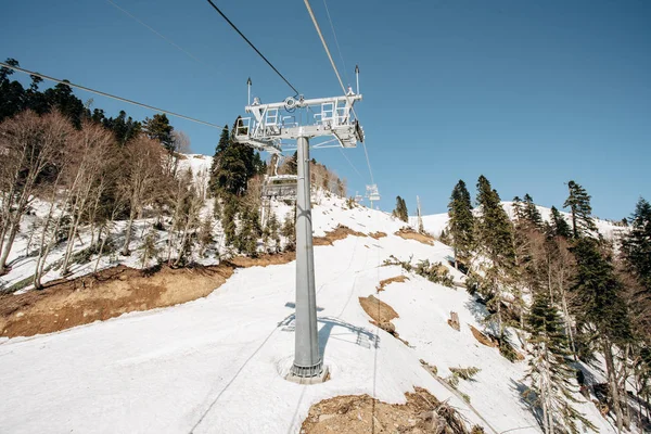 Cableway Ski电梯。 高山上的缆车 靠近缆车山中的树木. — 图库照片