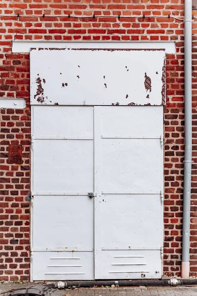 Old metal door with rust and cracking paint — 스톡 사진