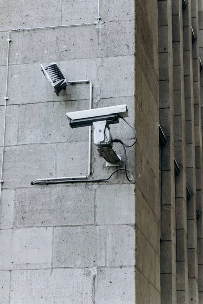 Caméra IR de sécurité pour surveiller les événements en ville. Caméra CCTV — Photo