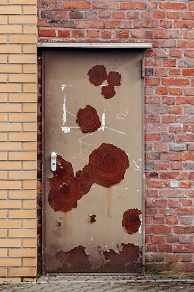 Oude metalen deur met roest en krakende verf — Stockfoto