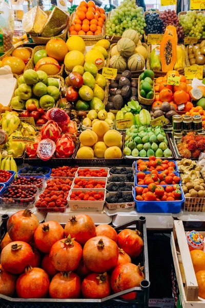 Trh s ovocem. Spousta různých čerstvých plodů. — Stock fotografie