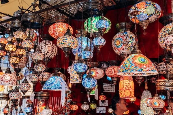 Lámparas turcas hechas a mano en el Bazar. Venta de lámparas turcas en el mercado —  Fotos de Stock