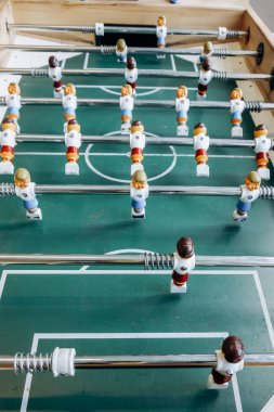 Kırmızı ve mavi oyuncularla oynanan masa futbol maçı. Futbol oyunu.