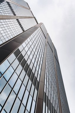 Mavi gökdelen cephe. ofis binaları. Modern cam siluetleri