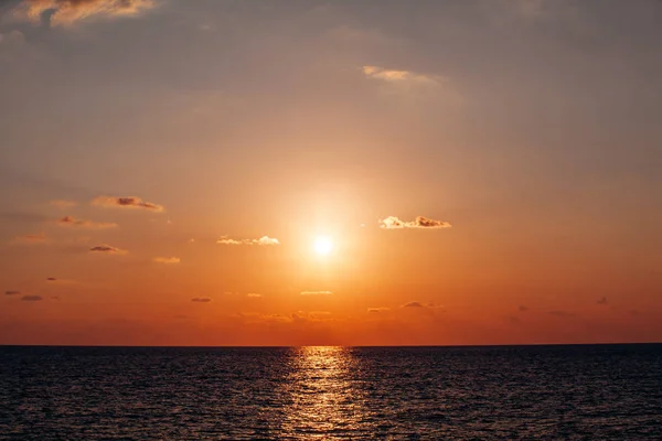 海の上に美しい暖かい夕日。美しい景色だ魅力的な夕日 — ストック写真