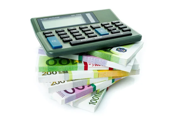 Dinero en euros y calculadora aislados en blanco — Foto de Stock