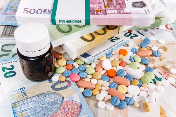 Ці таблетки на європейських грошах. Таблетки і Євро гроші. Європейські нотатки та таблетки. — стокове фото