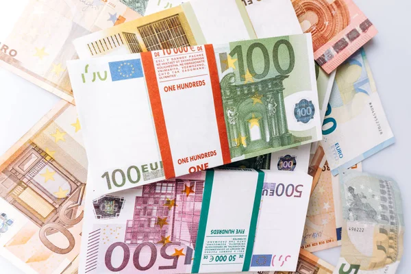 Un montón de billetes de euro. Billetes en euros sobre la mesa . — Foto de Stock