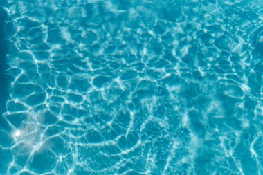 Güzel ferahlatıcı mavi yüzme havuzu suyu. Havuzdaki mavi suyun arka planı