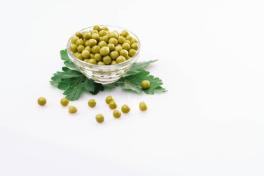 Beyaz bir arka plan üzerinde beyaz bir tabak bezelye