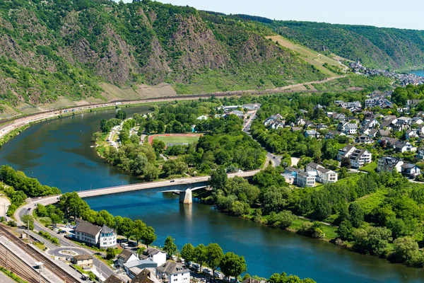 Stadsgezicht van cochem, historische Duitse stad langs de rivier mosell — Stockfoto