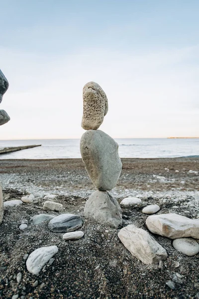 浜辺の石の姿。海を背景にした美しい石の姿. — ストック写真