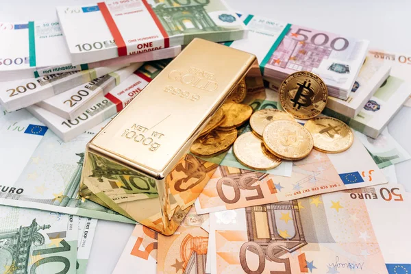 Bitcoin BTC Monedas de oro con billetes de billetes de euro y lingotes de oro. Bitcoin y oro yacen en billetes en euros — Foto de Stock