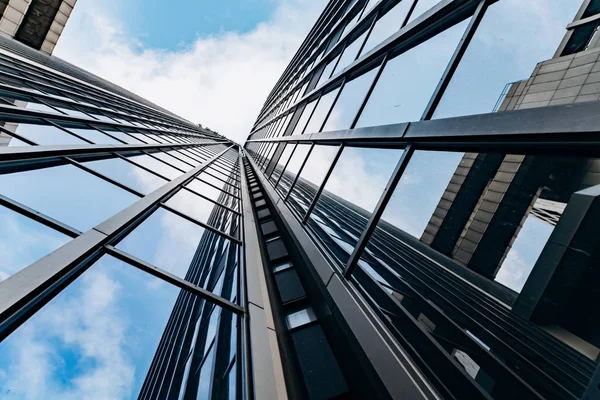 Façade gratte-ciel bleu. immeubles de bureaux. silhouettes en verre modernes — Photo