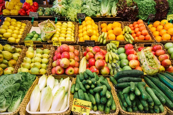 Marché aux fruits et légumes. Beaucoup de fruits et légumes frais différents . — Photo