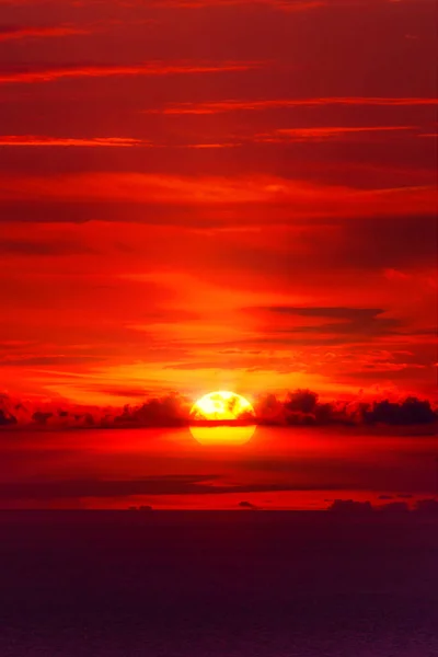 Cielo anaranjado del atardecer. Hermoso cielo. — Foto de Stock