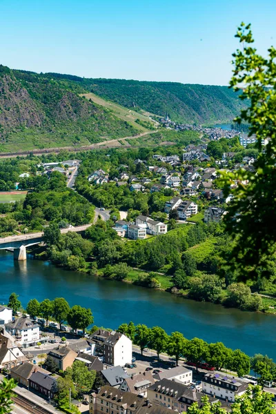 Stadsgezicht van cochem, historische Duitse stad langs de rivier mosell — Stockfoto