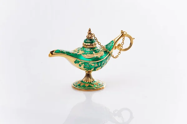 La magica lampada geniale di Aladino isolata sul bianco. La lampada di Aladino è verde su sfondo bianco . — Foto Stock